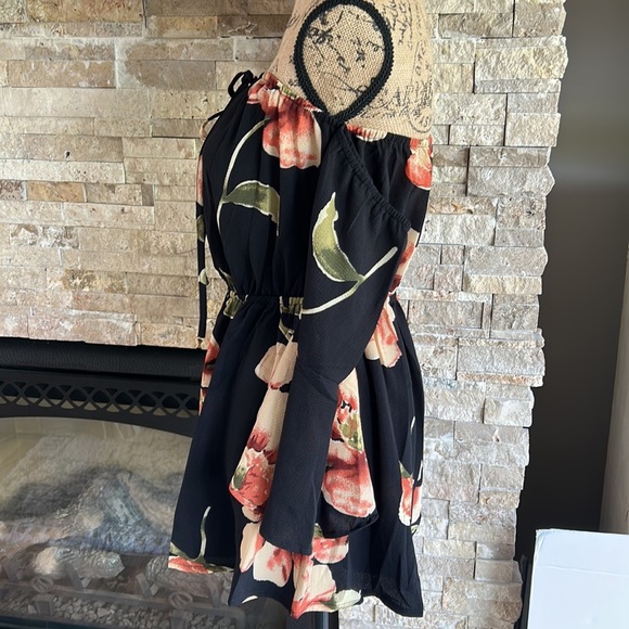 Black and floral cold shoulder shorts romper jumpsuit flare sleeve - Picture 9 of 16